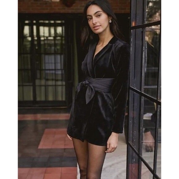 Express Women’s Size 6 Velvet Wrap Belt Open Back Blazer Romper - Picture 1 of 12